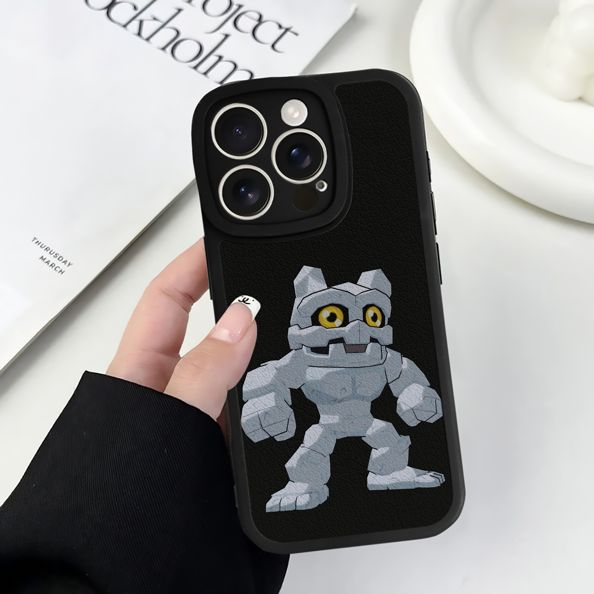 （画像用） Digimon デジタルモンスター/デジモン 【iPhone 16シリーズ対応】シリコンスマホケース（レザー調） 材質：シリコン